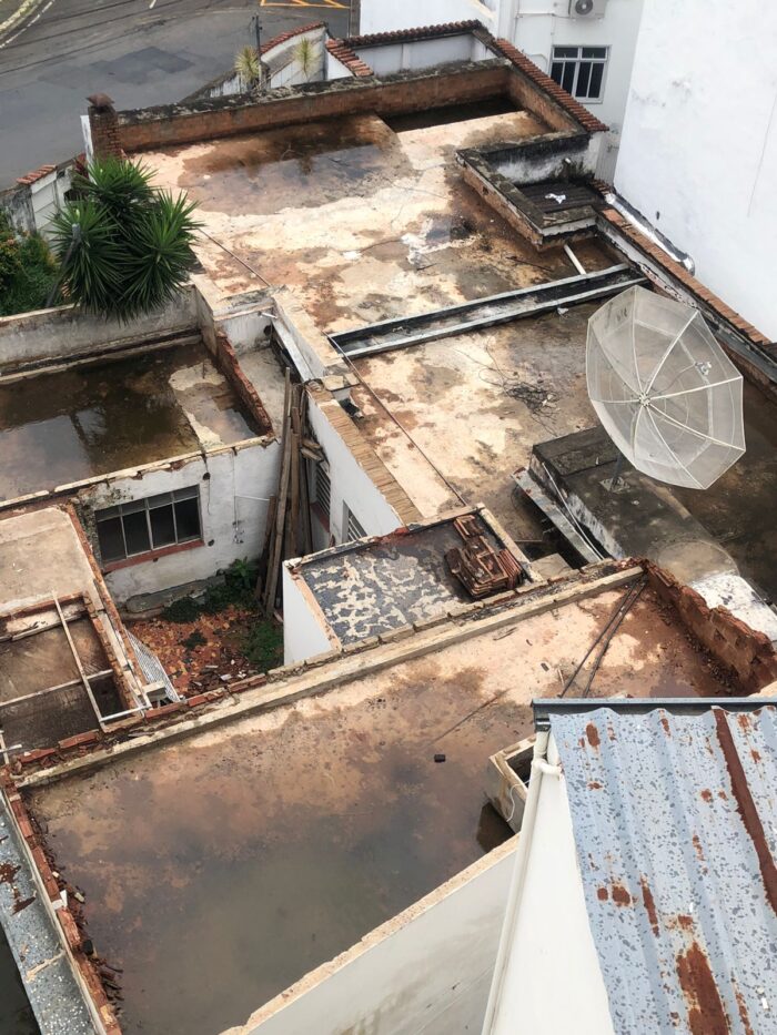Antiga sede do Caps acumula água e pode se tornar foco para doenças na Zona Sul 1 WhatsApp Image 2025 12 15 at 10.46.30
