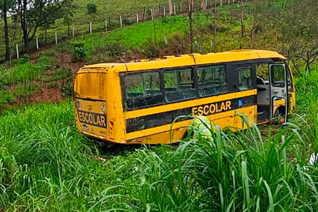 Capotamento de ônibus escolar na BR-267 deixa um morto e 12 feridos, incluindo três crianças 1 acidente lima duarte by divulgacao bombeiros editada