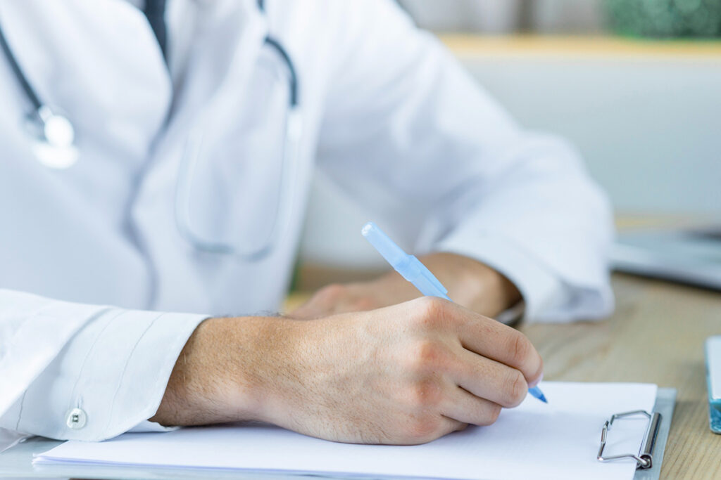 Conselho Federal de Medicina estuda usar Enamed para registro médico 1 atestato medico freepik