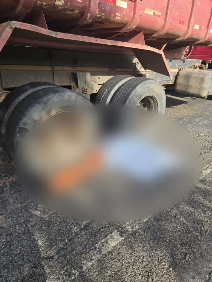 Trabalhador pula de caminhão em movimento e morre atropelado pelo veículo 1 cam 02