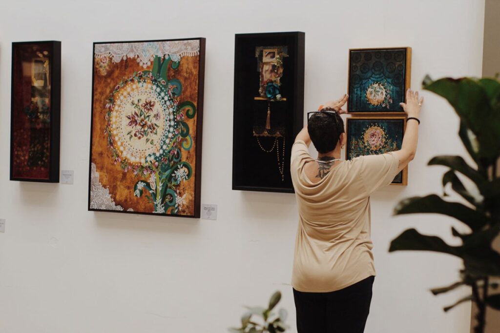 Artista plástica juiz-forana, Marcela Lima inaugura exposição que une poesia e artes visuais 1 exposição marcela lima