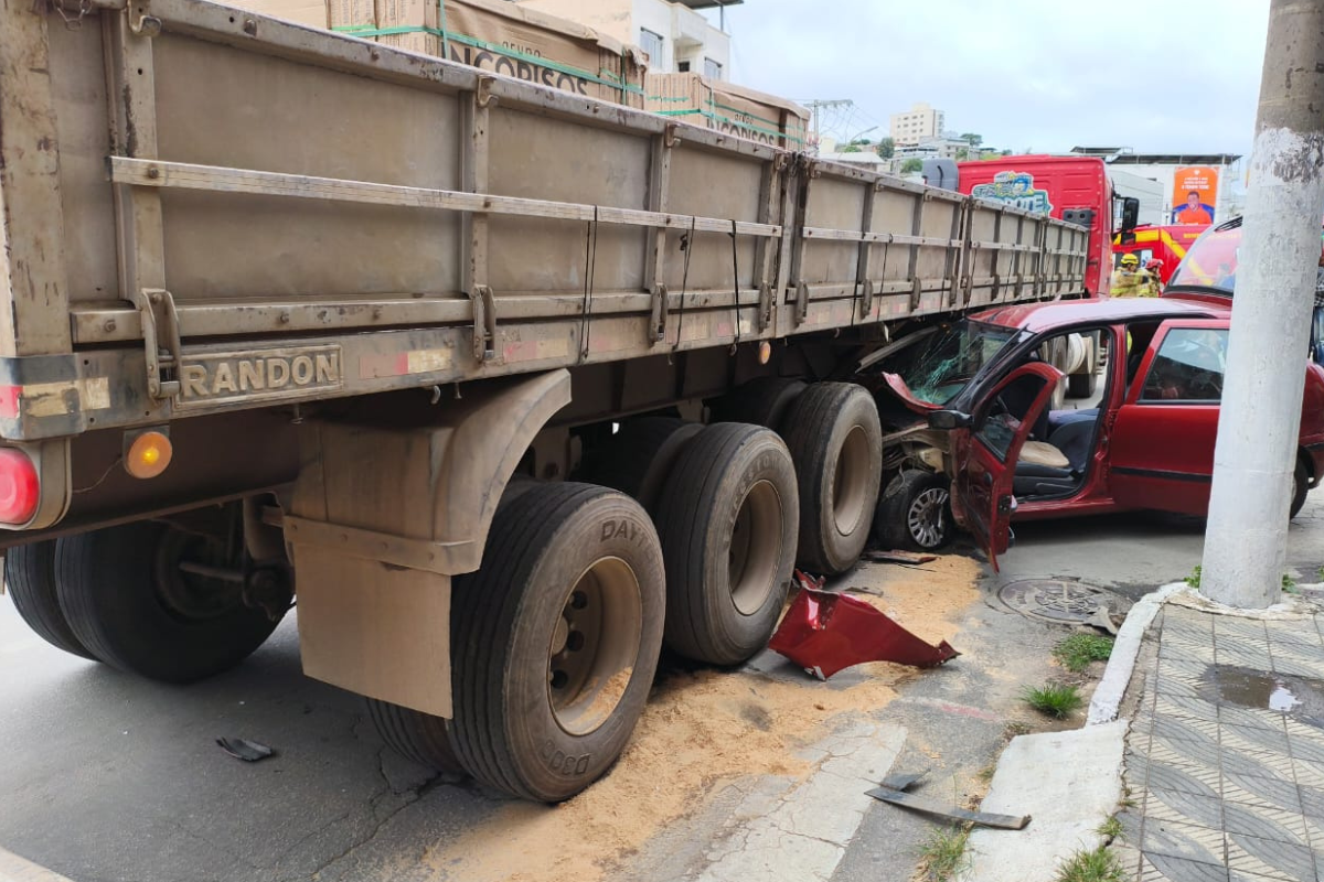 Idoso fica ferido após colisão entre carro e carreta em Barbacena 1 fotos 12