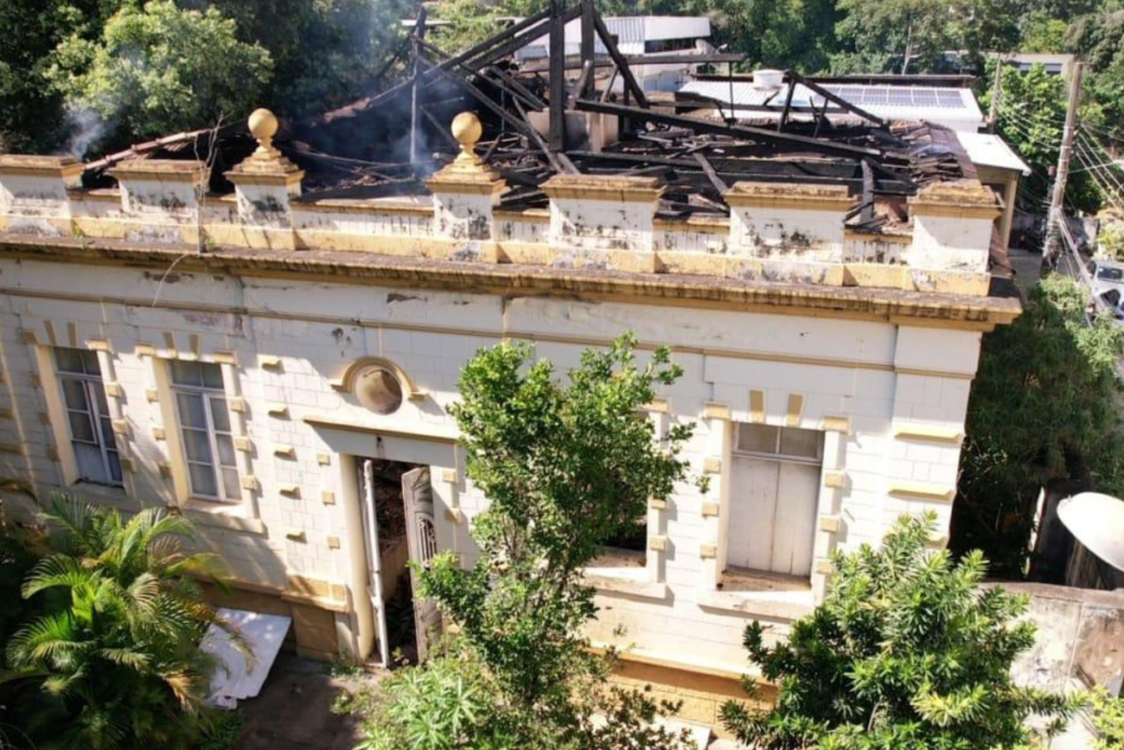 Incêndio destrói antigo prédio da delegacia de Cataguases 1 fotos 2