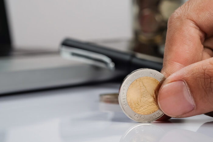 Revisão do valor da pensão alimentícia 1 mao humana segurando uma moeda e espaco para copia conceito de plano de investimento empresarial 1