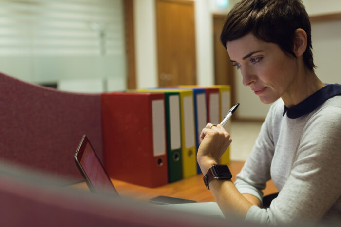 Como a gestão documental contribui para escolas mais preparadas para o futuro 2 mulher de negocios trabalhando em sua mesa