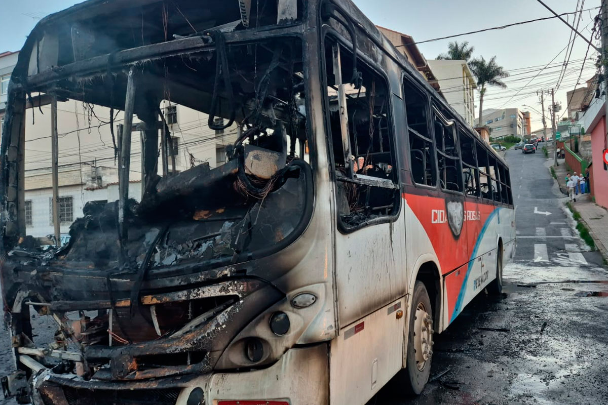 onibus-fogo-barbacena-bombeiros.jpg2