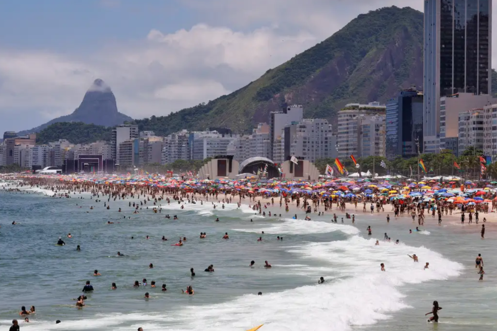 Piloto morre em queda de ultraleve na Praia de Copacabana 1 praia de copacabana tania rego agencia brasil