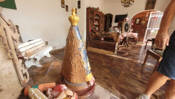 santa coberta de lama linhares