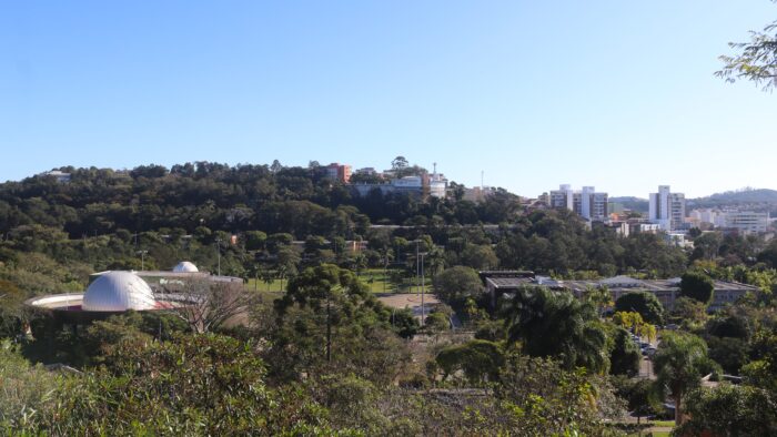 Símbolo nazista é pichado na UFJF 2 uploads FELIPE COURI 17.06.25 11.08.52 UFJF FELIPE COURI 10