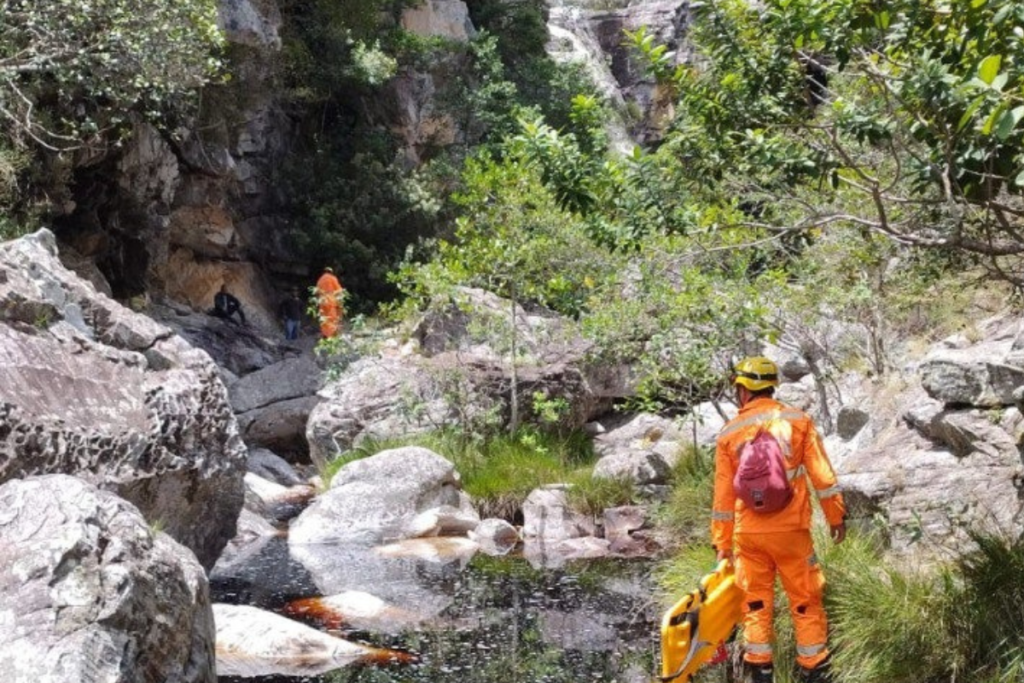 VÍDEO: Corpo de jovem vítima de afogamento em cachoeira é resgatado com apoio de aeronave 1 1200 x 800
