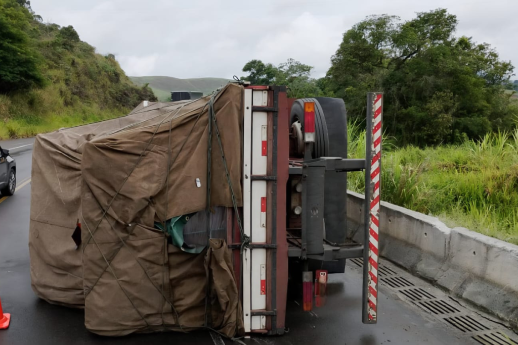 Motorista de caminhão morre após tombamento na AMG 3085, em Juiz de Fora 2 1200 x 800 4 1