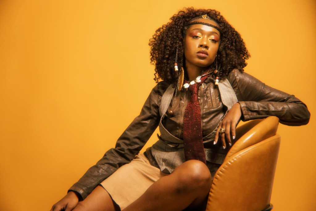 Exposição “Textura do Orgulho” discute identidade e ancestralidade da mulher negra a partir da moda