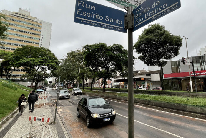 Trânsito é liberado na Avenida Rio Branco após reparo em rede da Cesama