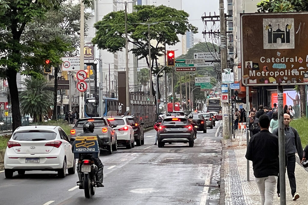 Trânsito é liberado na Avenida Rio Branco após reparo em rede da Cesama