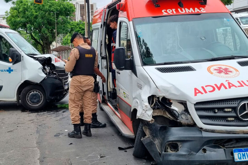 VÍDEO: Ambulâncias se envolvem em acidente na Avenida Rio Branco 1 Ambulâncias se envolvem em acidente na Avenida Rio Branco