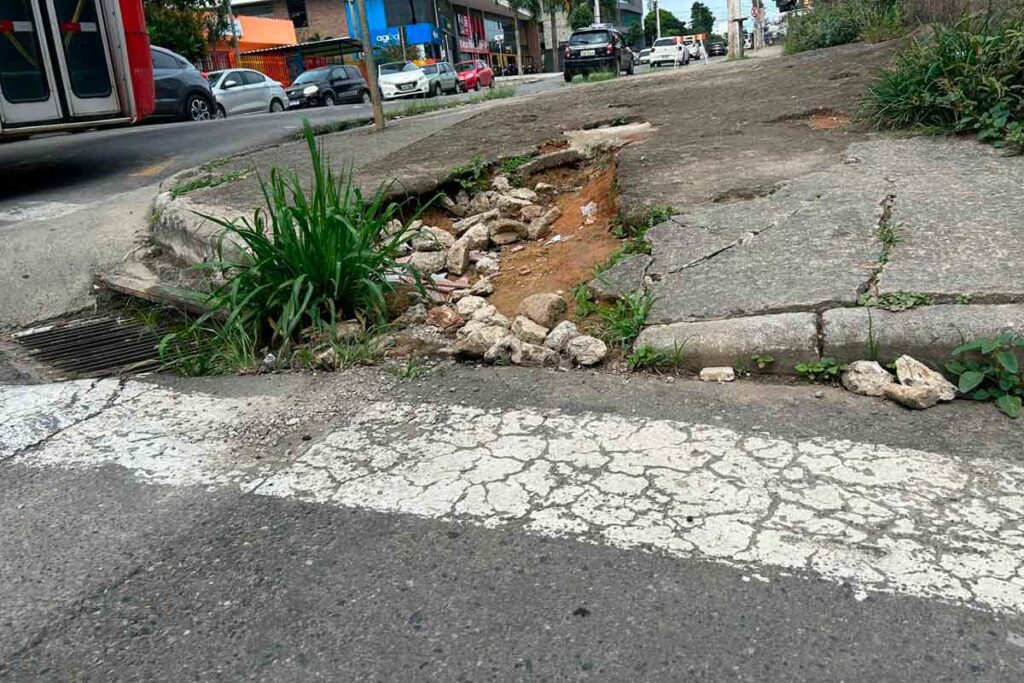 Calçada quebrada prejudica acessibilidade no Bairro São Pedro 1 CALCADA DANIFICADA ACESSIBILIDADE