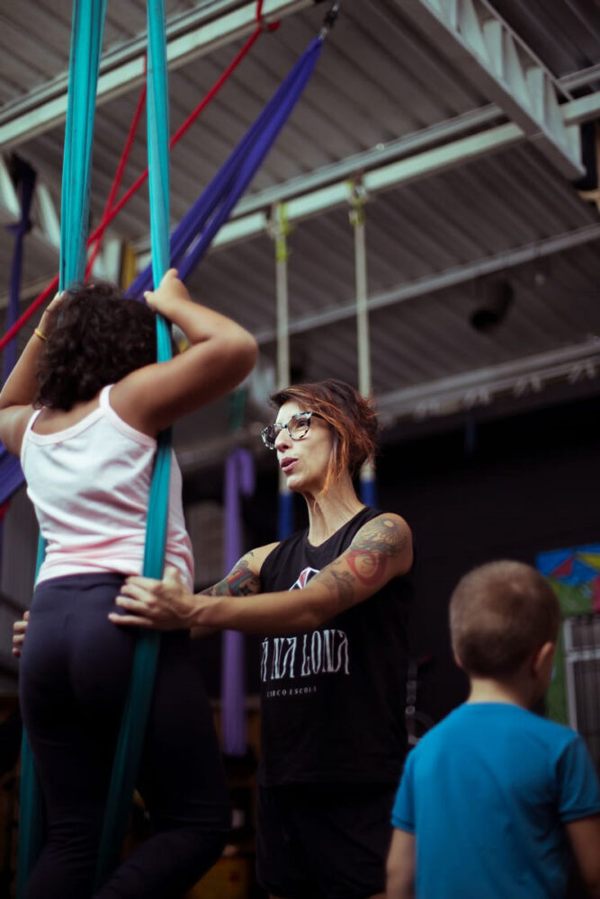 Conheça Deborah Lisboa: professora de circo e intérprete da palhaça Magrela 2 deborah