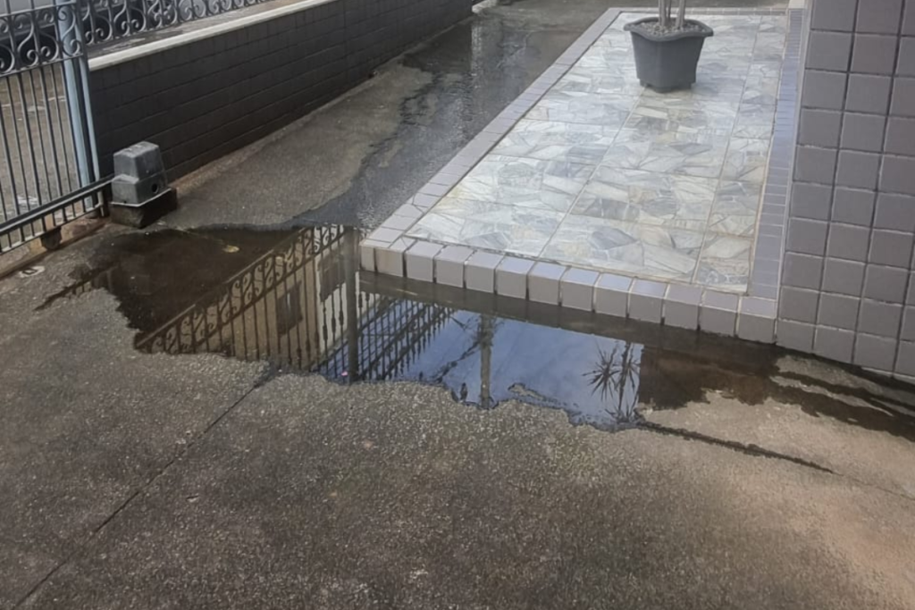 Moradores do Bairro São Mateus reclamam de vazamentos recorrentes de água e esgoto 2 Esgoto no Sao Mateus Foto Arquivo Pessoal