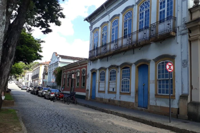 Após queda de raio, incêndio atinge restaurante no Centro Histórico de São João del-Rei