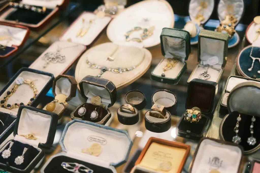 Criminosos furtam duas mil peças de joia de apartamento no Cascatinha 1 JOIAS-FURTOS-PEXELS