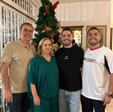Coluna Cesar Romero – 15 de janeiro de 2026 3 Leandro e Lidia Fortuna com os filhos Lucas e Lauro 291225 Giglia 1