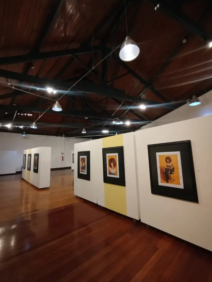 Exposição “Textura do Orgulho” discute identidade e ancestralidade da mulher negra a partir da moda