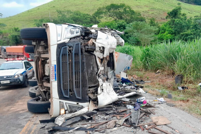 Dois motoristas morrem em acidente na MGC-265 1 acidente carreta pmr