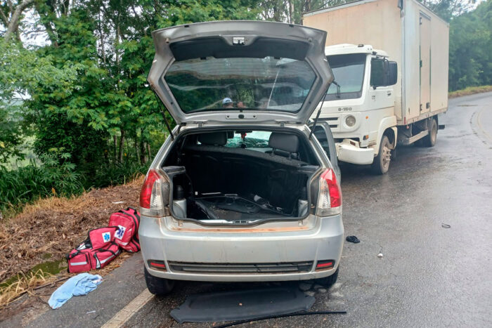 Criança de 3 anos fica ferida em colisão com caminhão na MGC-482 1 Colisão entre carro e caminhão deixa cinco feridos na MGC-482, em Itaverava