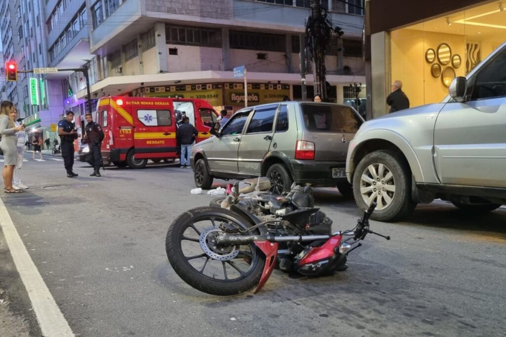 VÍDEO: Acidente entre moto e pedestre deixa 3 feridos na Avenida Rio Branco 1 Acidente entre moto e pedestre deixa 3 feridos na Avenida Rio Branco