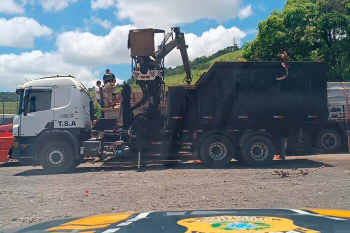 71 kg de pasta base e 104 kg de maconha são apreendidos em caminhão de sucata na BR-040 1 PRF apreende 71 quilos de pasta base de cocaína e 104 de maconha na BR-040