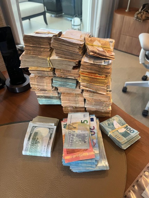 Banco Master: PF bloqueia R$ 5,7 bi, apreende carros de luxo, dinheiro e arma; Vorcaro e Tanure são alvos 3 Banco Master: PF bloqueia R$ 5,7 bi, apreende carros de luxo, dinheiro e arma; Vorcaro e Tanure são alvos