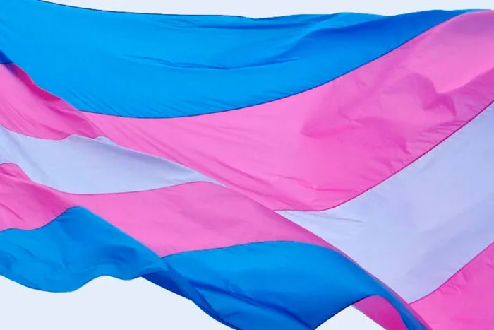 Trabalhadora trans será indenizada em R$ 13,2 mil após empresa restringir uso do banheiro feminino