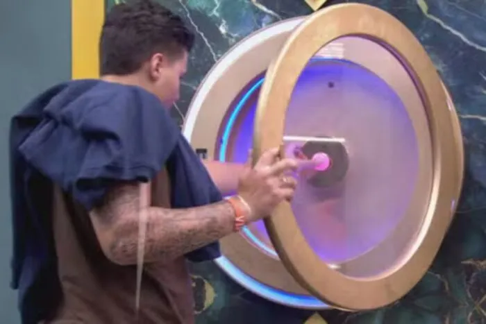 BBB 26: após desistência, Pedro admite ter tentado beijar Jordana; equipe da sister publica nota de repúdio 1 BBB 26: após desistência, Pedro admite ter tentado beijar Jordana; equipe da sister publica nota de repúdio