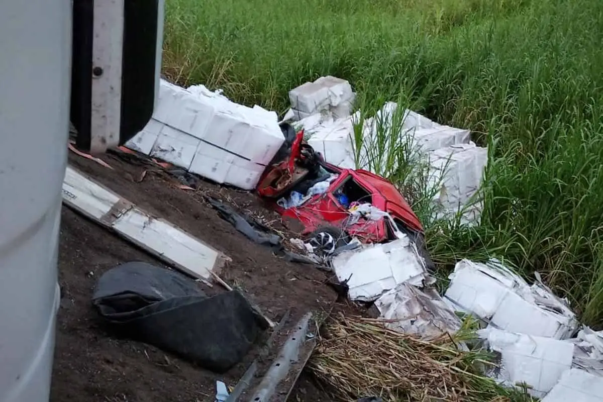 Criança sai ilesa após colisão entre carro e carreta na BR-116