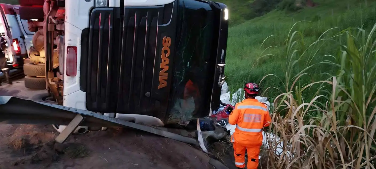 Criança sai ilesa após colisão entre carro e carreta na BR-116
