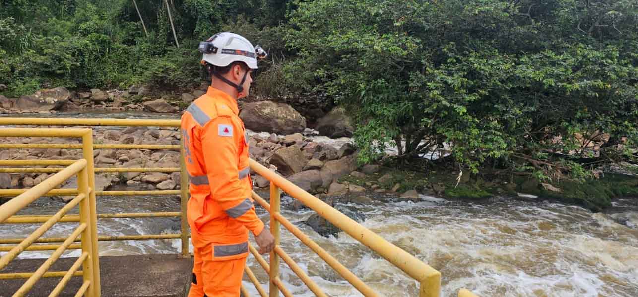 Buscas por corpo às margens do Rio Paraibuna entram no terceiro dia; entenda o caso 3 buscas por corpo rio paraibuna foto bombeiros