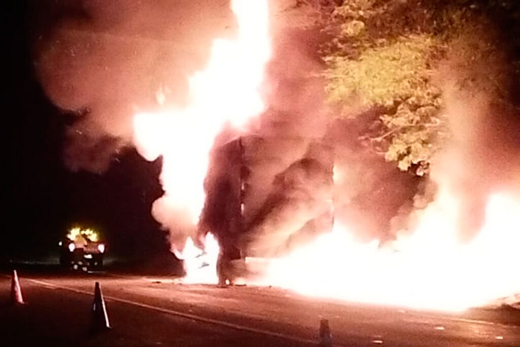 VÍDEO: Caminhão pega fogo e é totalmente consumido pelas chamas na BR-116 1 caminhao fogo br 116 prf