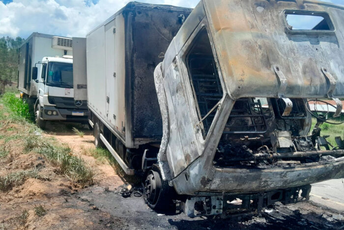 Caminhão com frango congelado pega fogo e carga é saqueada 1 caminhão