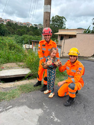 cadela caiu em bueiro