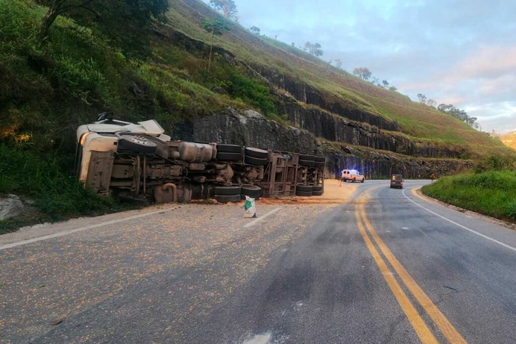 Carreta carregada de milho tomba na BR-265