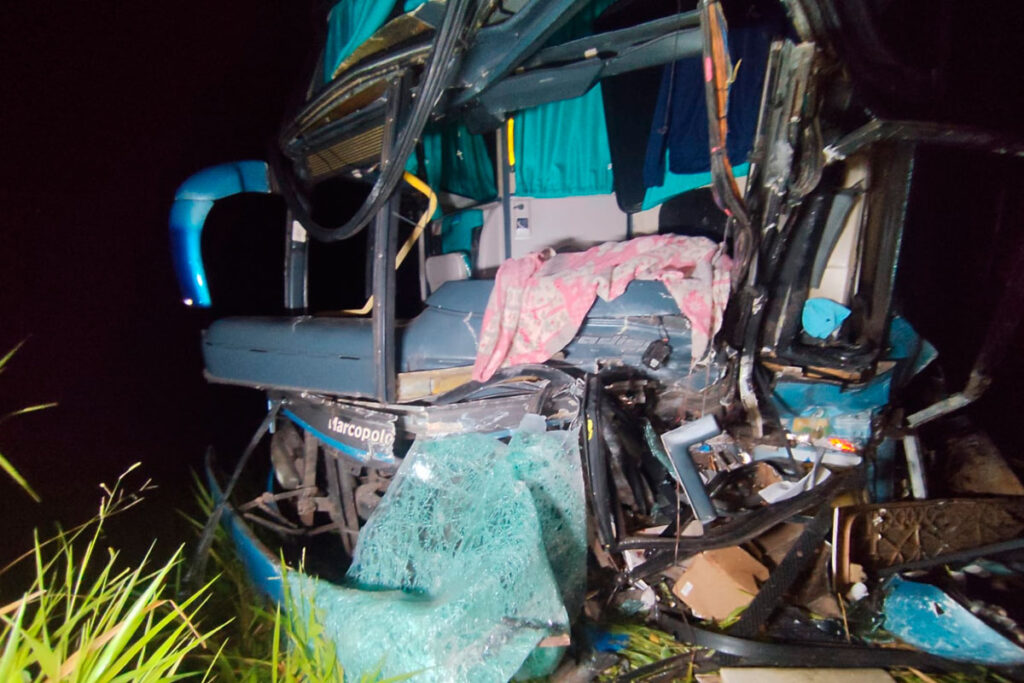 Colisão entre ônibus de excursão e carreta deixa motorista morto e 17 feridos 1 colisão ônibus e carreta