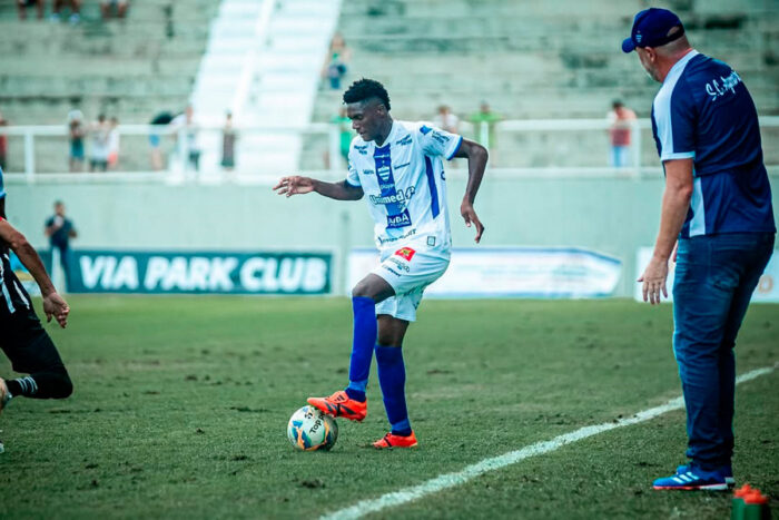 Algoz do Flamengo, haitiano com nome de lenda do futebol brasileiro já jogou em clube da região 1 Algoz do Flamengo, haitiano com nome de craque já jogou em clube da região