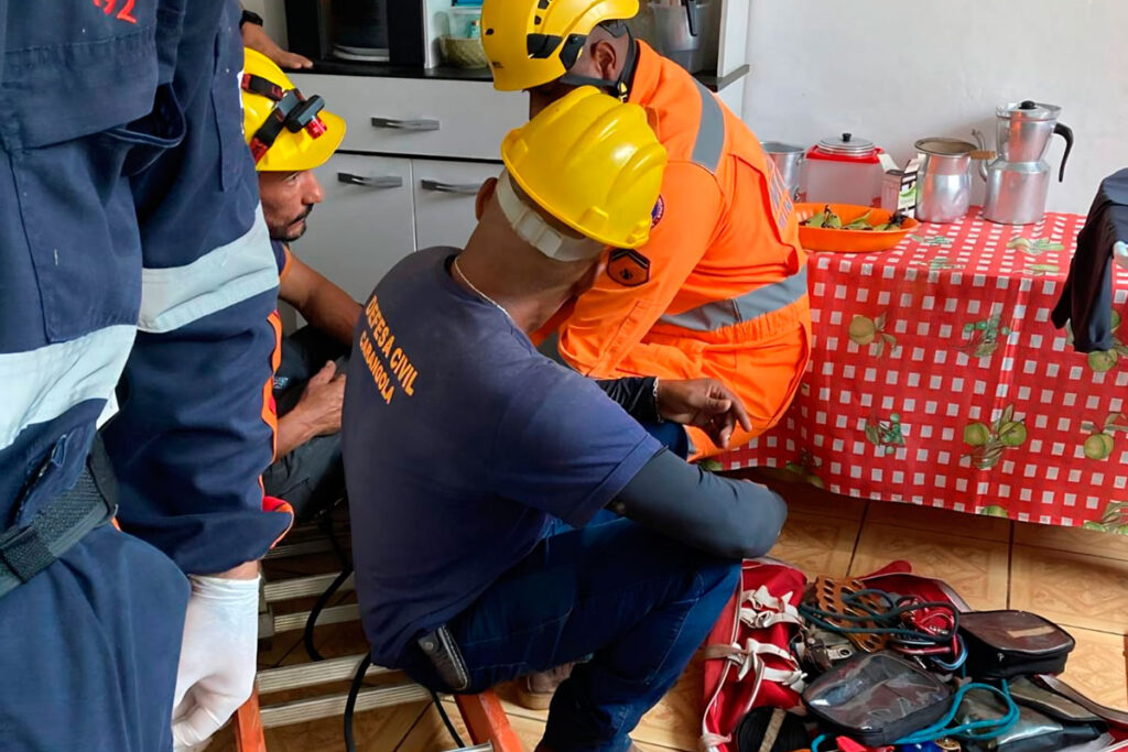 Piso colapsa e idosa sofre queda de 2,5 metros