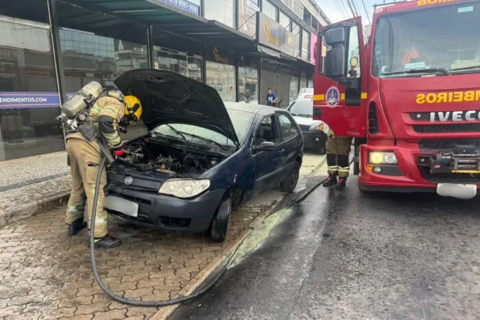 Incêndio atinge carro na Avenida Rio Branco