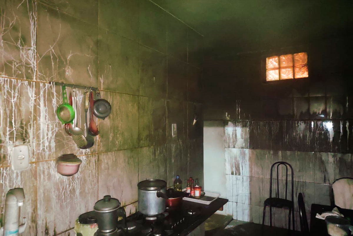 incendio-casa-barbacena foto bombeiros incendio-casa-barbacena foto bombeiros
