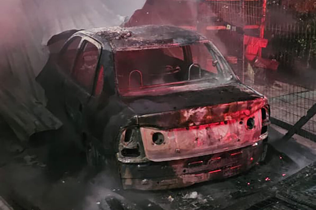 Incêndio atinge quatro veículos em garagem no bairro Vila Alpina