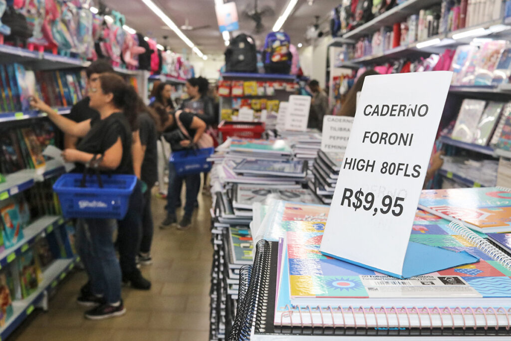 Volta às aulas aumenta compras em lojas físicas e leva papelarias a estender horário em Juiz de Fora