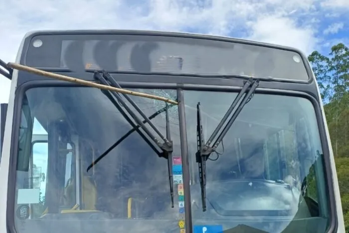 Homem lança galho contra ônibus e causa dano na BR-040