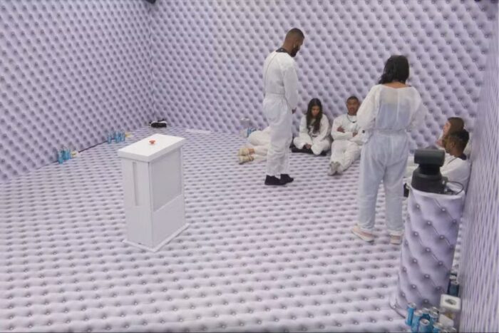 Como funciona o Quarto Branco? Relembre a primeira vez da dinâmica do BBB 1 Quarto Branco do BBB 26: como foi a primeira dinâmica da edição