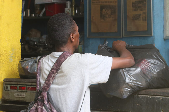 Retirada de galpões de reciclagem do Centro é alvo de críticas em Juiz de Fora 3 reciclaveis catador